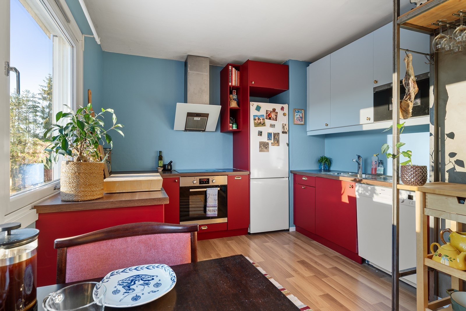 Kjøkkenet er nylig malt og godt vedlikeholdt. Galleribilde