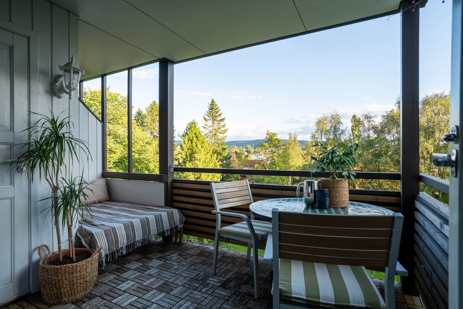 Fra balkongen har får du utsikt og gode solforhold. Galleribilde