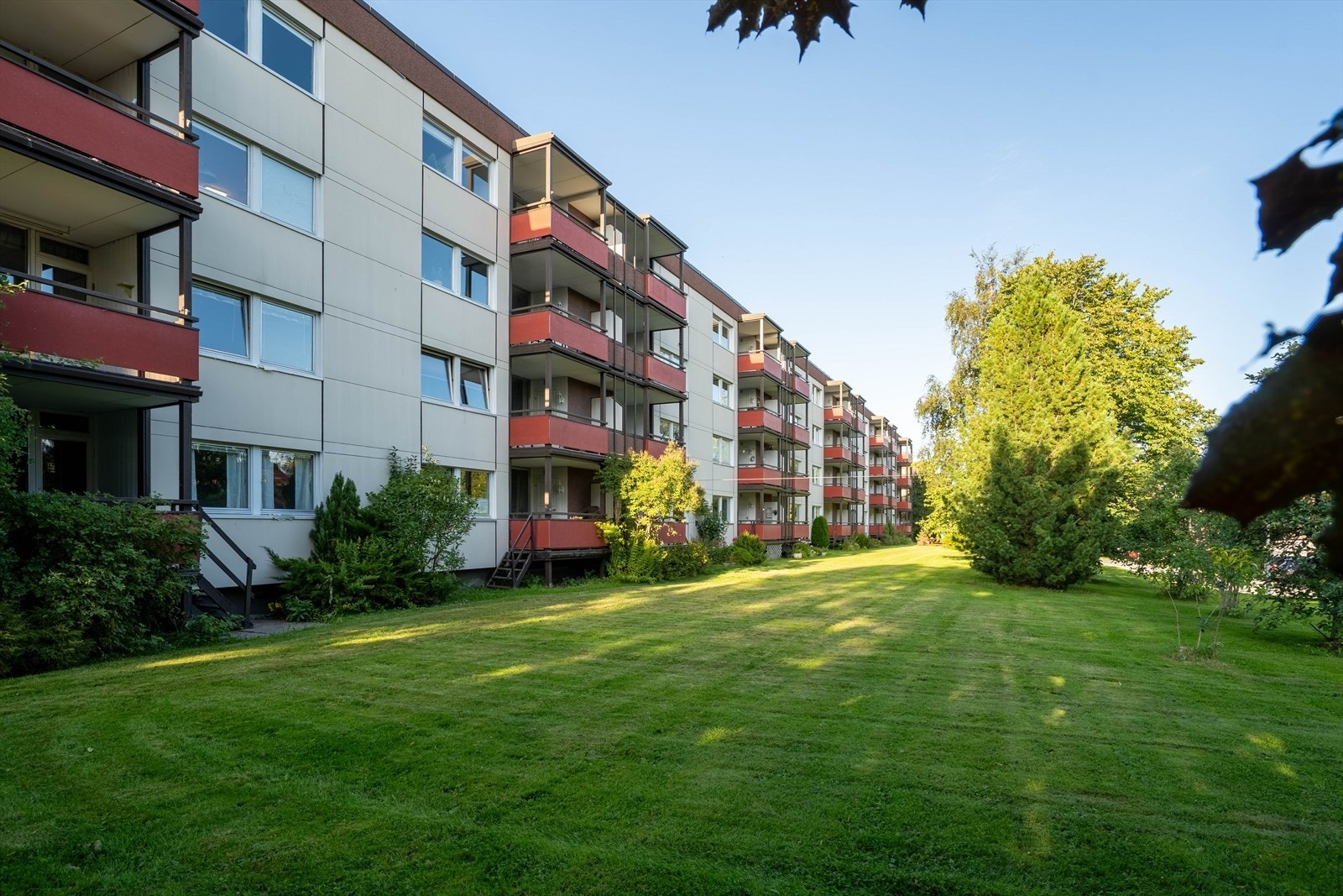 Store grøntarealer utenfor leiligheten. Galleribilde