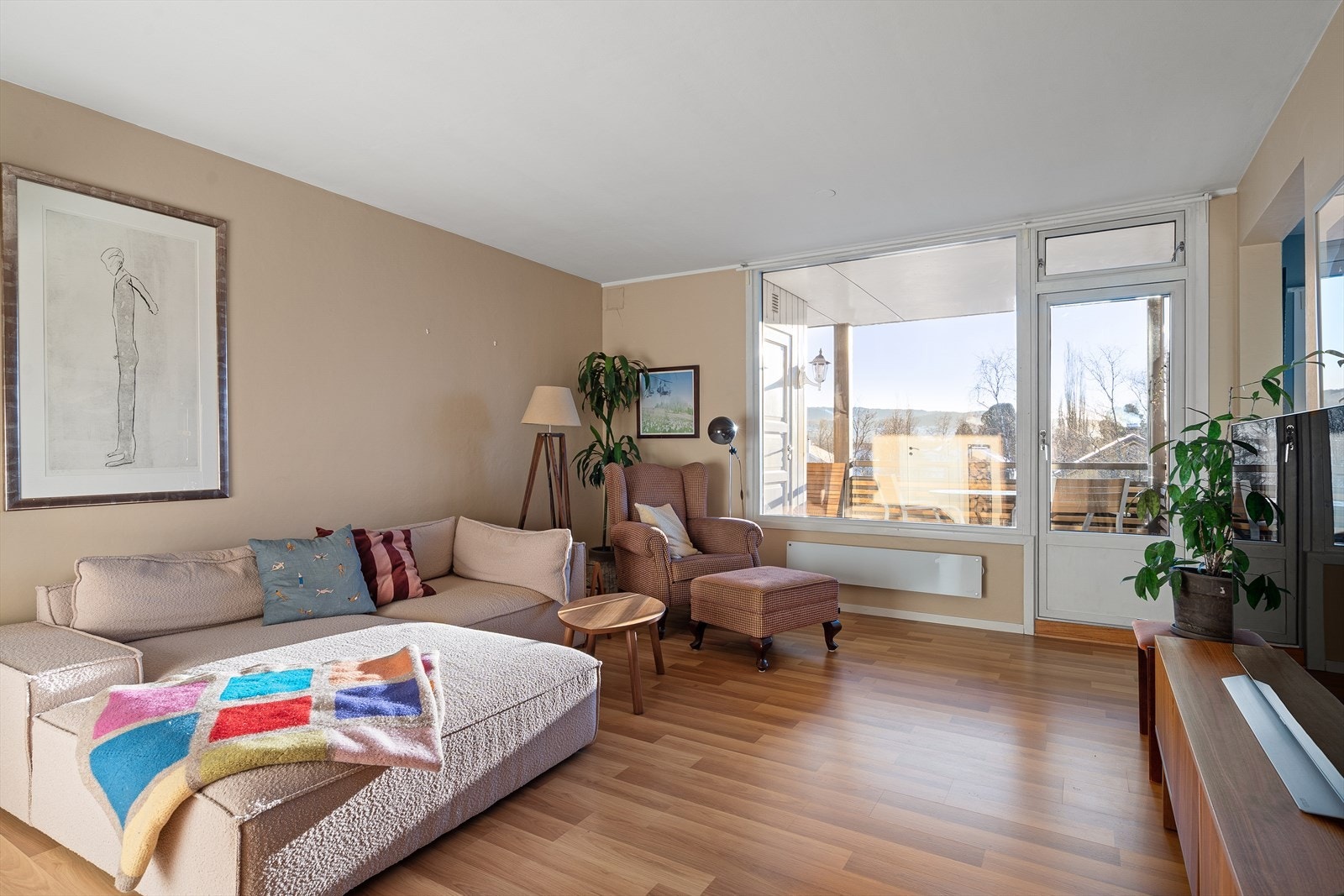 Romslig stue med utgang til balkongen. Galleribilde