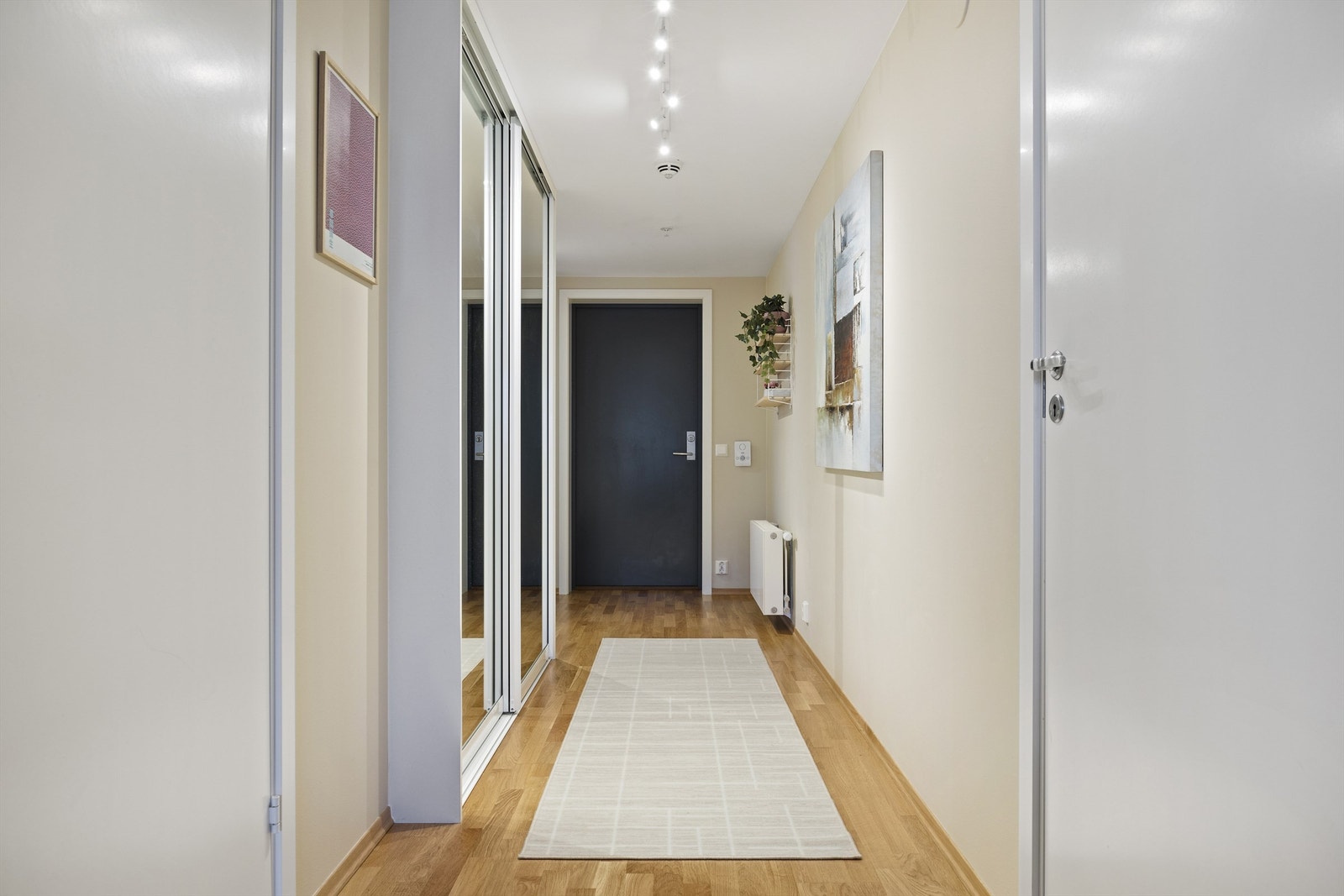 Adkomst til omkledningsrom/bod med plass til for eksempel utstyr Galleribilde