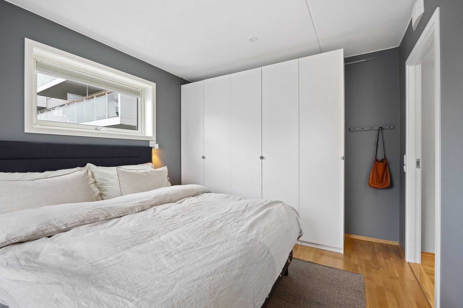 Stilfullt hovedsoverom av god størrelse med plass til dobbeltseng og nattbord på hver side. Garderobeskap med god plass til klær Galleribilde