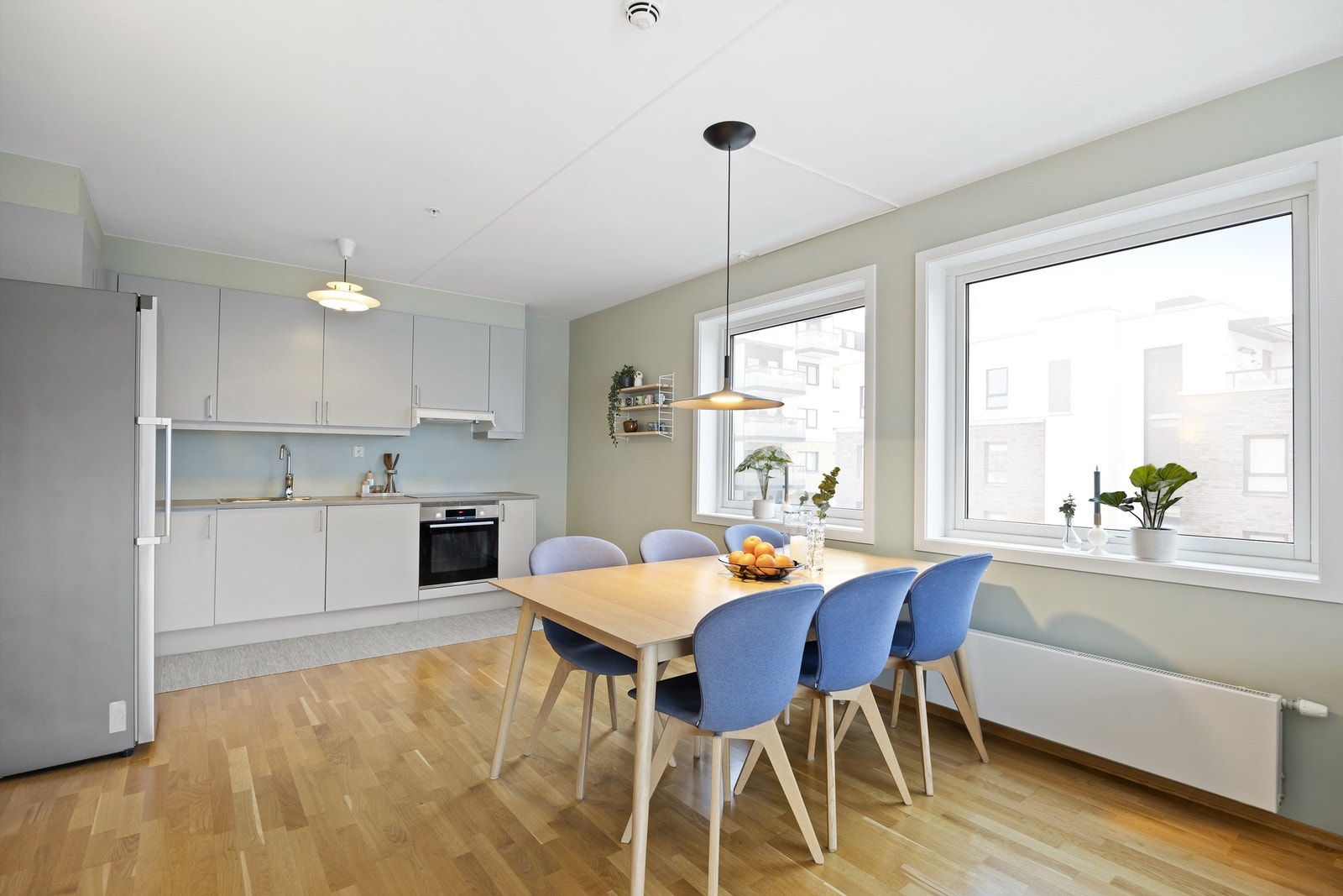 Åpen og sosial kjøkkenløsning mot stue Galleribilde