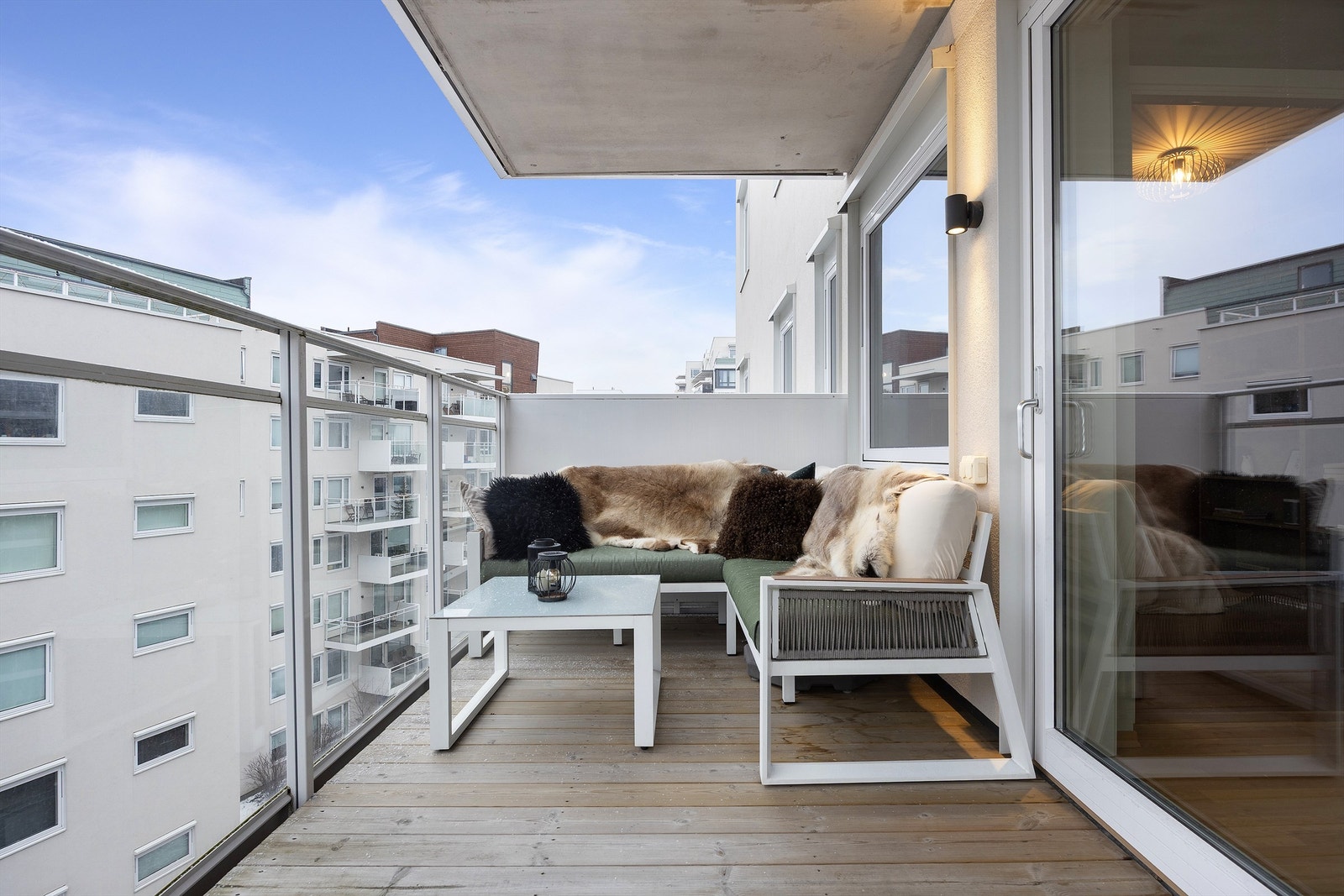 Balkong på 10 m² - høyt og fritt beliggende over Lørenveien. Balkongen er av god størrelse med plass til diverse utemøblement- alt etter eget ønske og behov. Foto: Christian N. Christensen / Christensen Fotolink Galleribilde