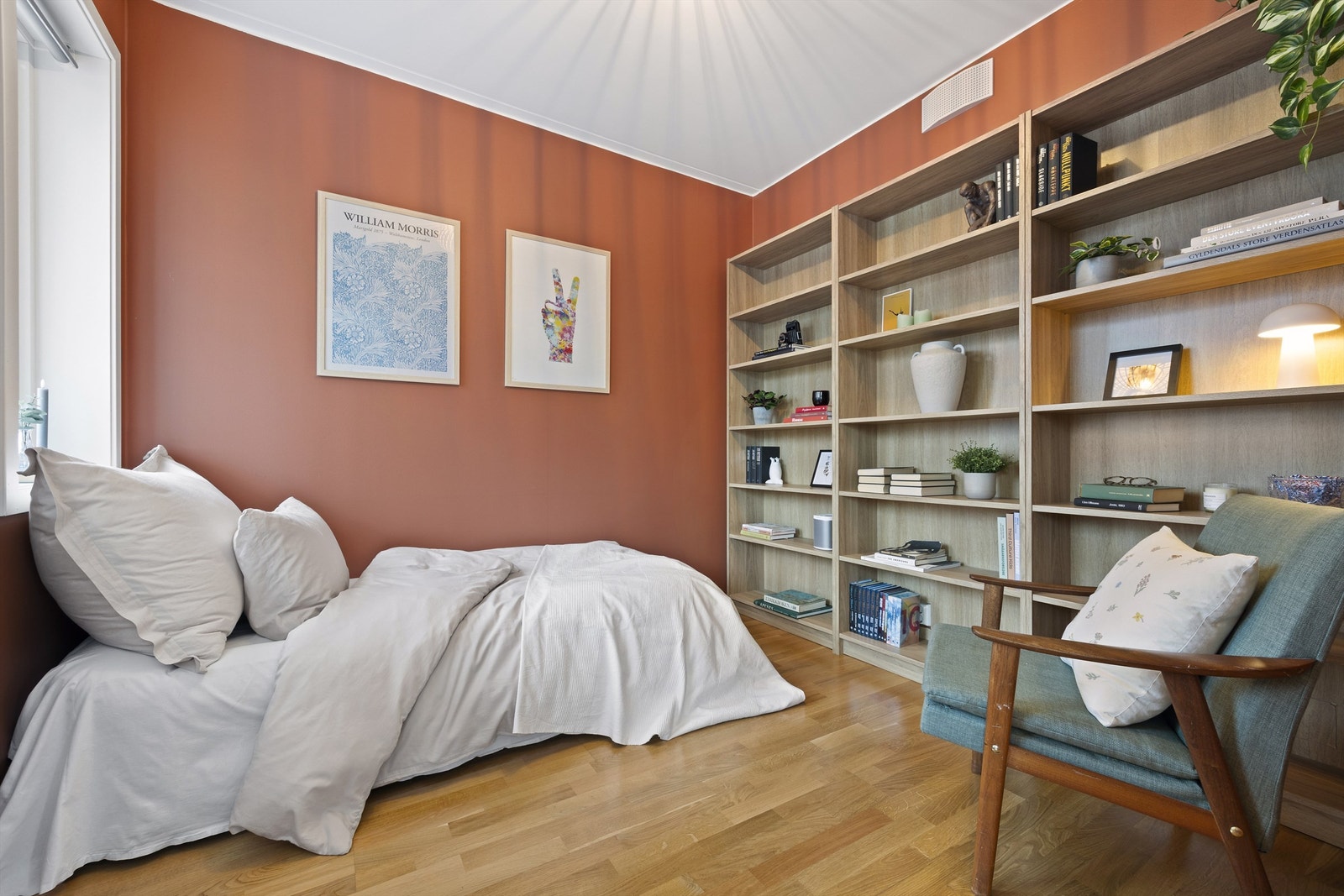 Koselig rom med plass til seng, nattbord, skrivebord og kontorstol Galleribilde