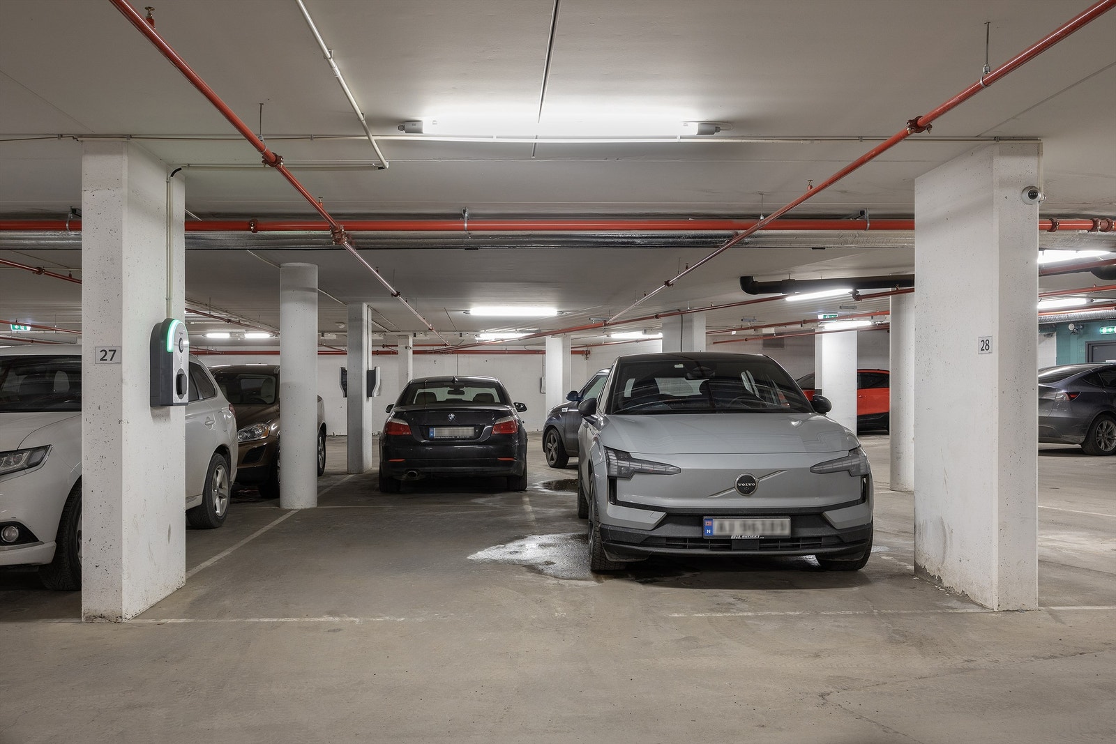 Boligen har bruksrett til garasjeplass nr. 27 med 22kW elbil-lader fra EVLink Pro AC Galleribilde