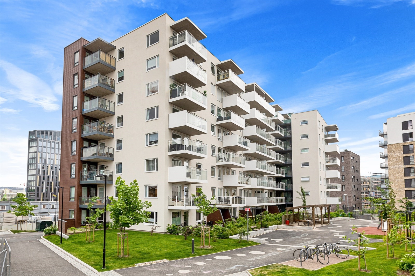 Fasaden vender mot vest og utenfor finner du flotte fellesarealer Galleribilde