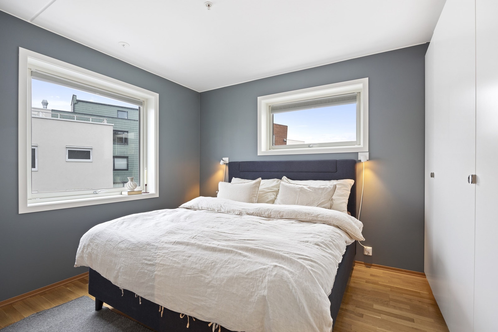 Store vindusflater fra to sider som slipper inn rikelig med lys Galleribilde