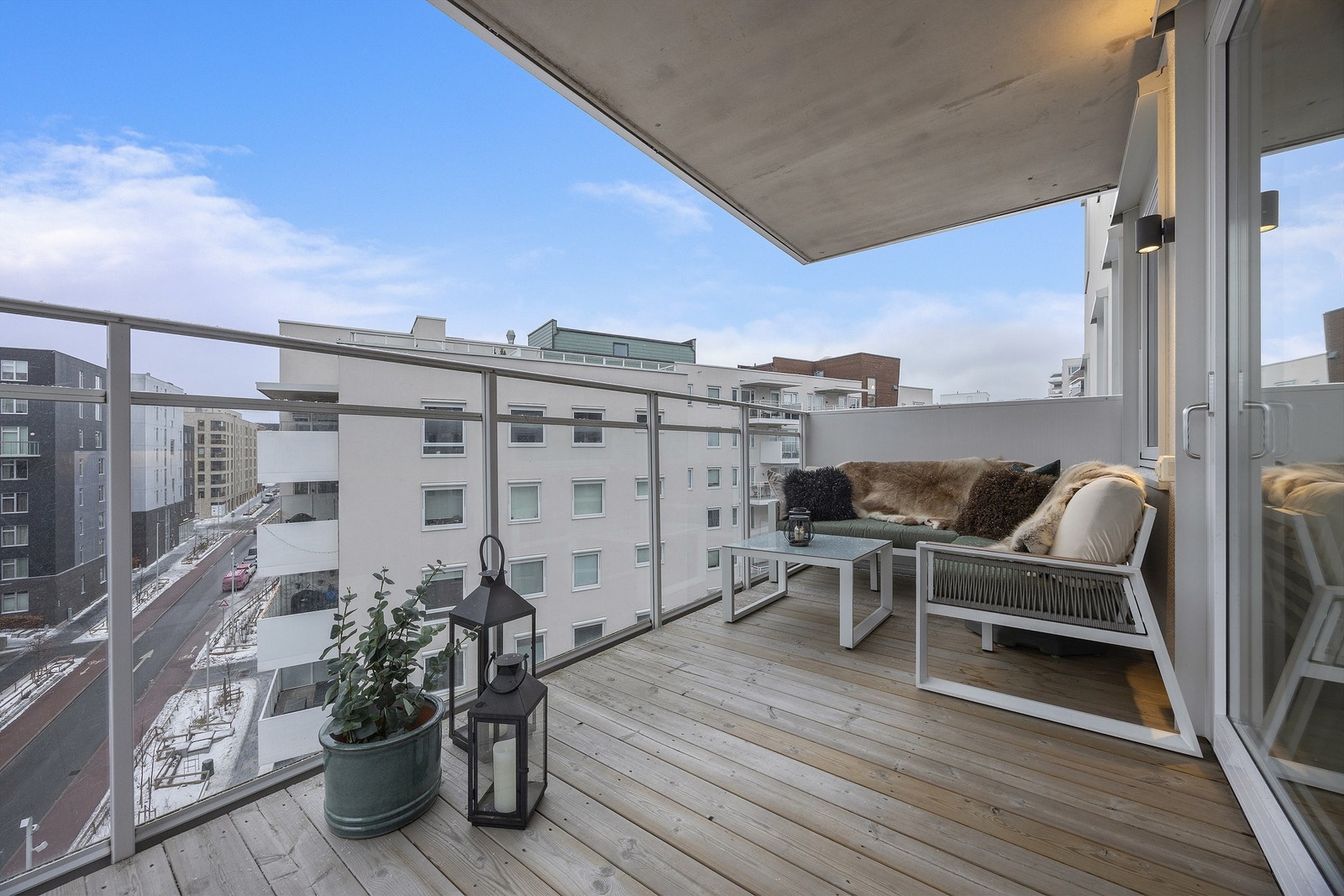 Her er det gode solforhold, perfekt for å nyte årets varmere dager i eget hjem. Det er lagt terrassebord i impregnert treverk. Belysning og stikkontakter. Rekkverk i stål med innfelte glassplater. Galleribilde