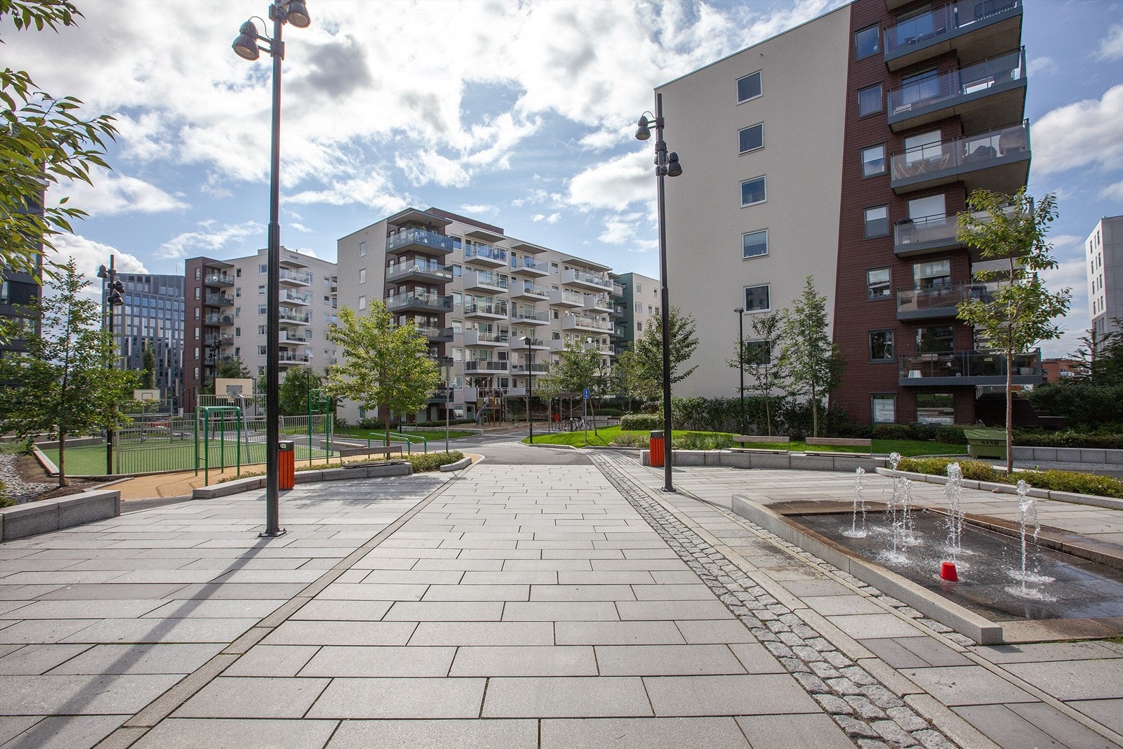 Pent opparbeidet indre gårdsrom med lekeplass, sittesoner og beplantning Galleribilde