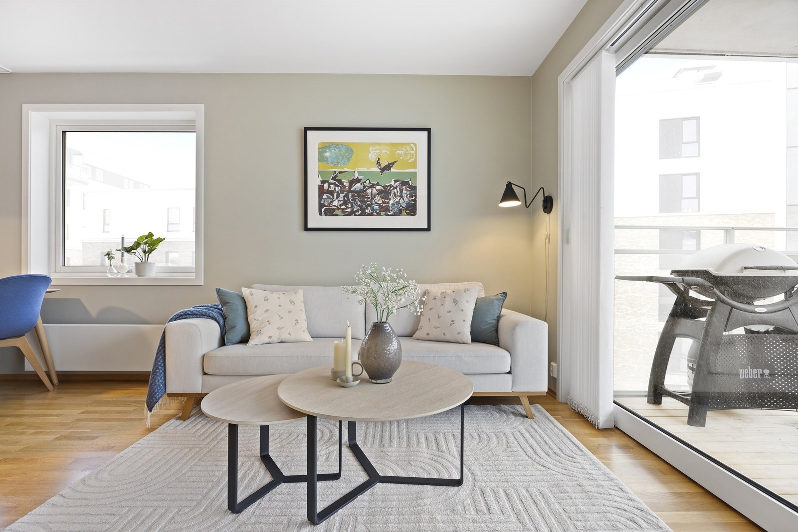 Balkongen er overbygd og vender mot sydvest. Her kan du sitte ute selv om det regner Galleribilde