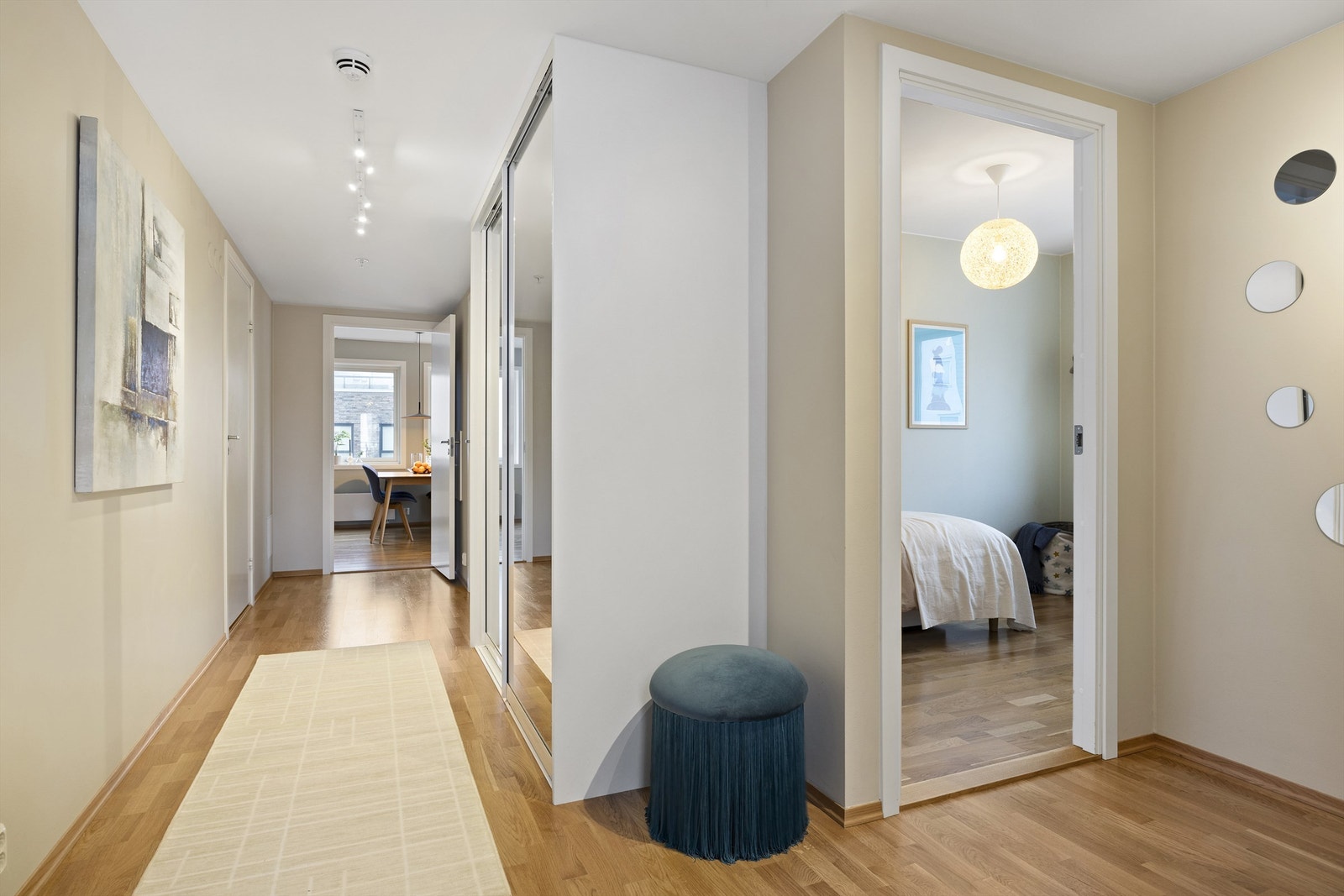 Innbydende entré med god plass til oppbevaring av sko- og yttertøy i stor skyvedørsgarderobe Galleribilde