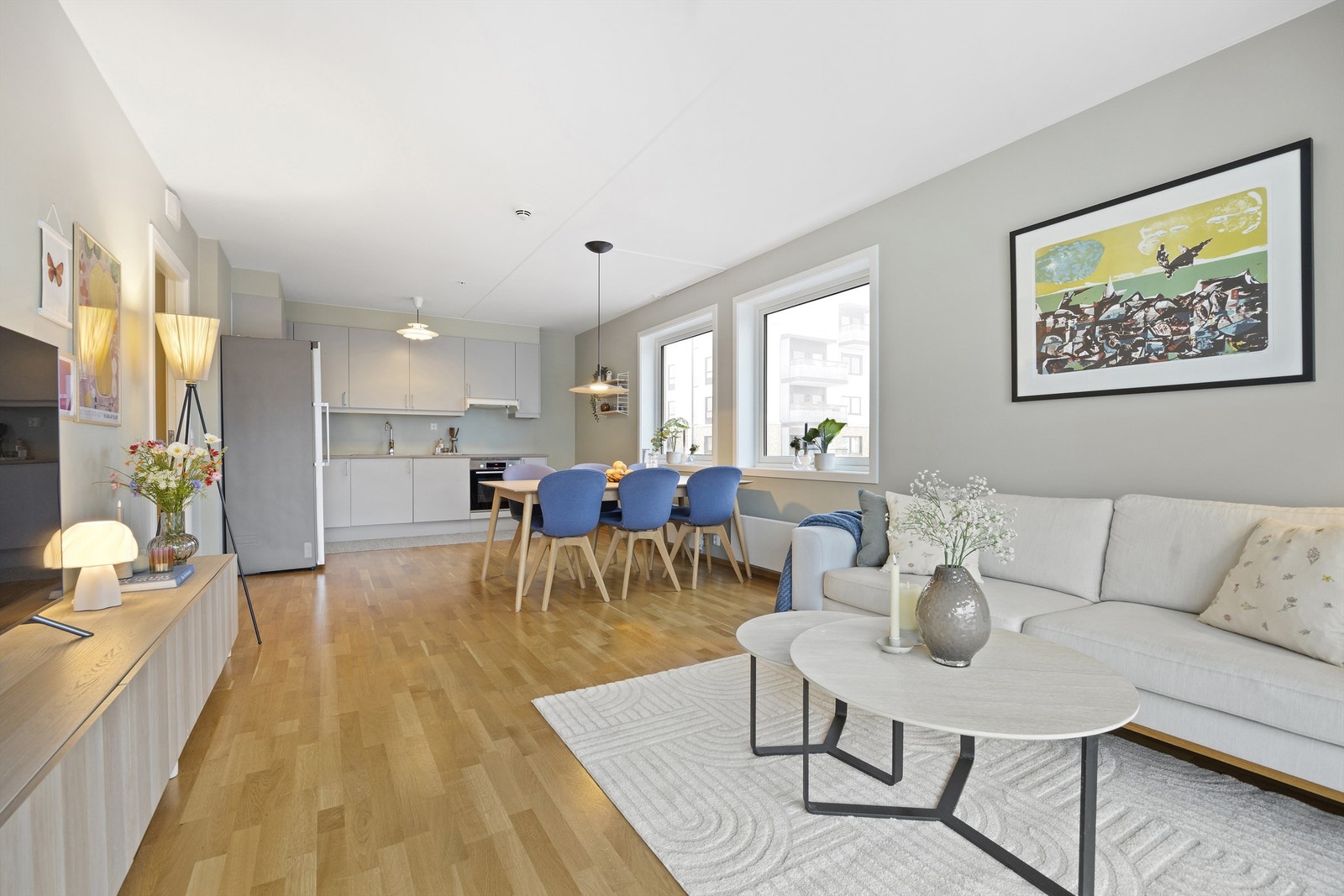 Stor stue med flere vinduer fra to sider som slipper inn godt med lys. God plass til tv-møblement, sofagruppe, spisebord og spisestoler Galleribilde