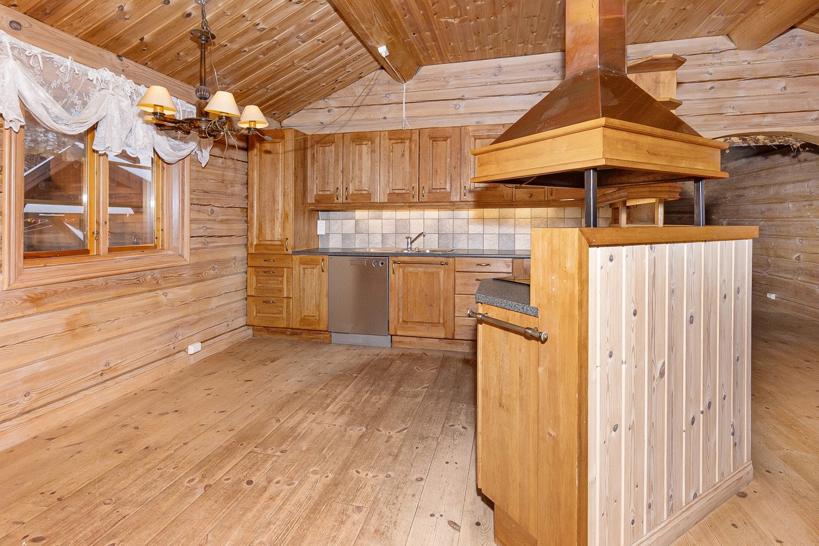 Foran vinduet er det plass til kjøkkenbord og stoler. Galleribilde