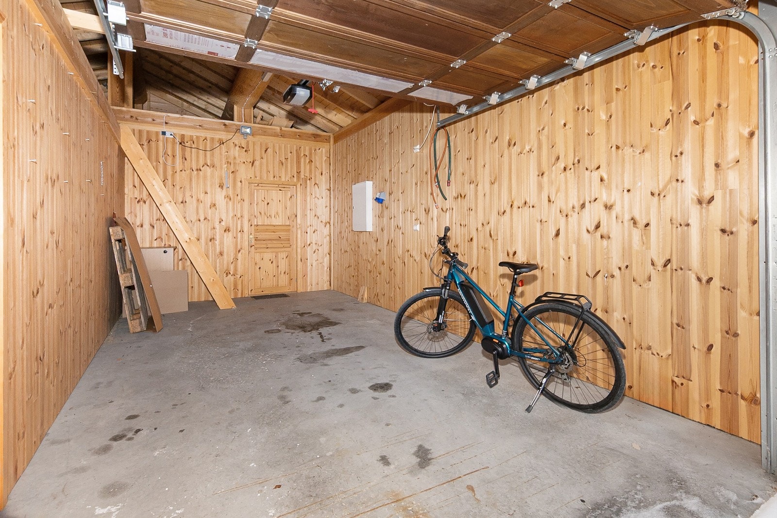 Enkelgarasje med trapp til hems. Galleribilde