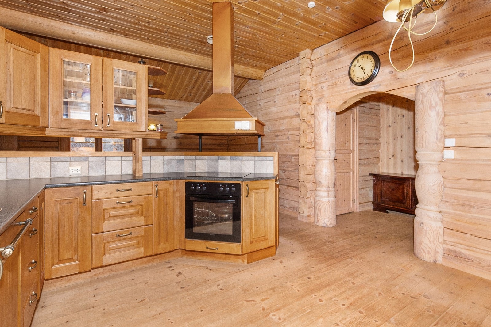 Kjøkkenet har god benke- og skapplass. Galleribilde