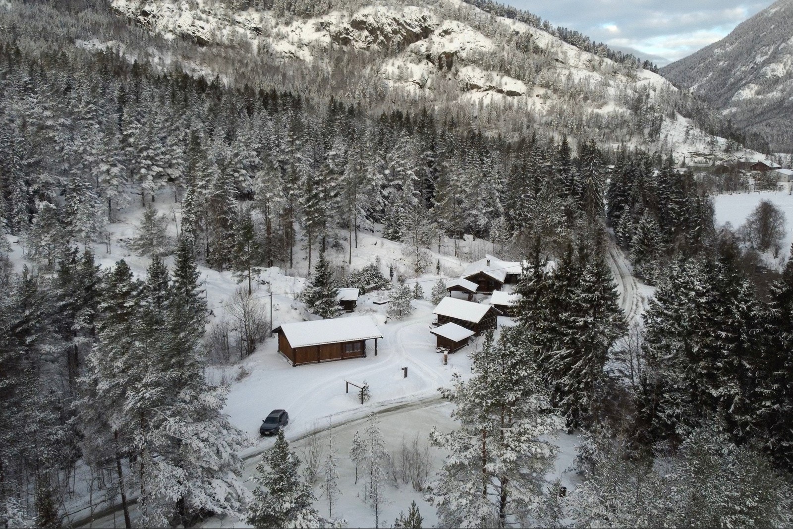 Småbruk med 88,7 dekar tomt derav 42,6 dekar skog. Galleribilde