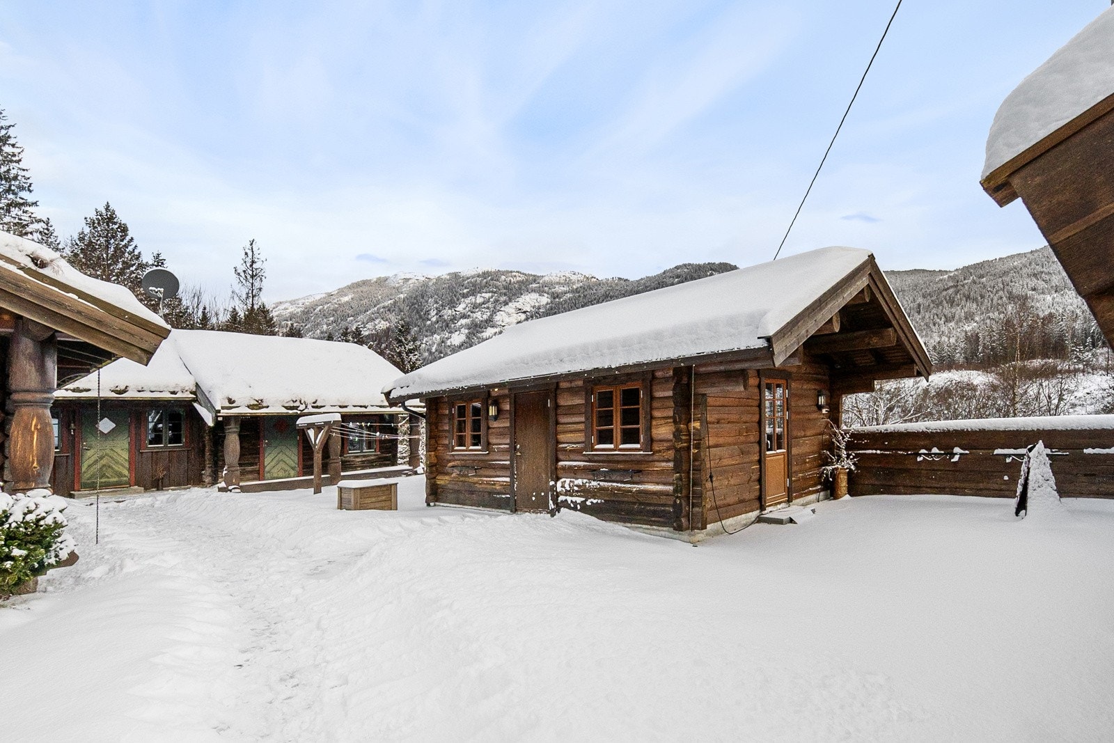Anneks 1 ligger mellom våningshuset og uteboden. Galleribilde