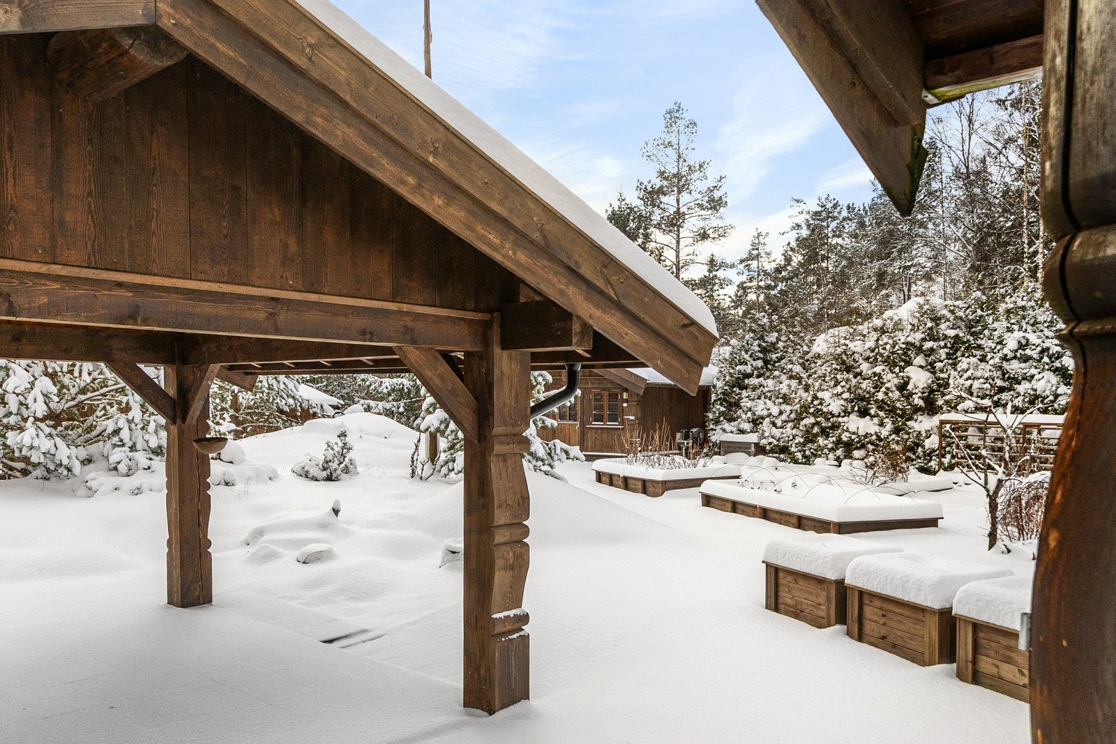 Tomten er usjenert og pent opparbeidet med plen, beplantning og kasser til f.eks. grønnsakshage. Galleribilde