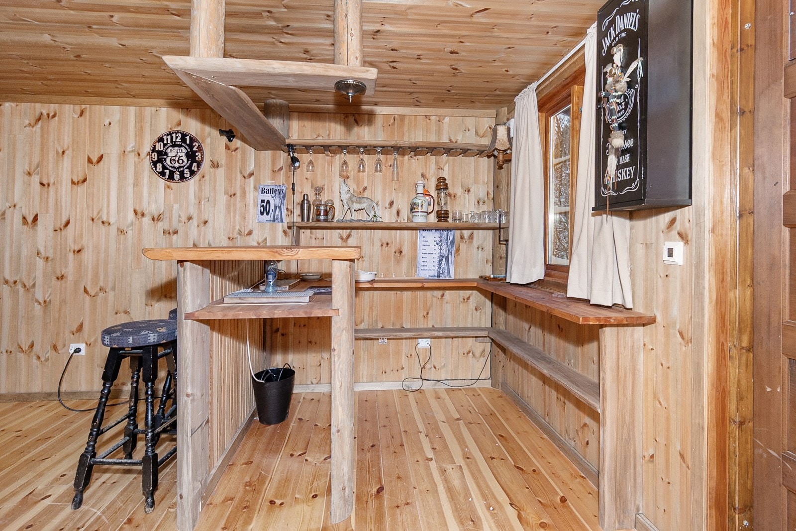 Stue med barløsning i del av garasjen. Galleribilde