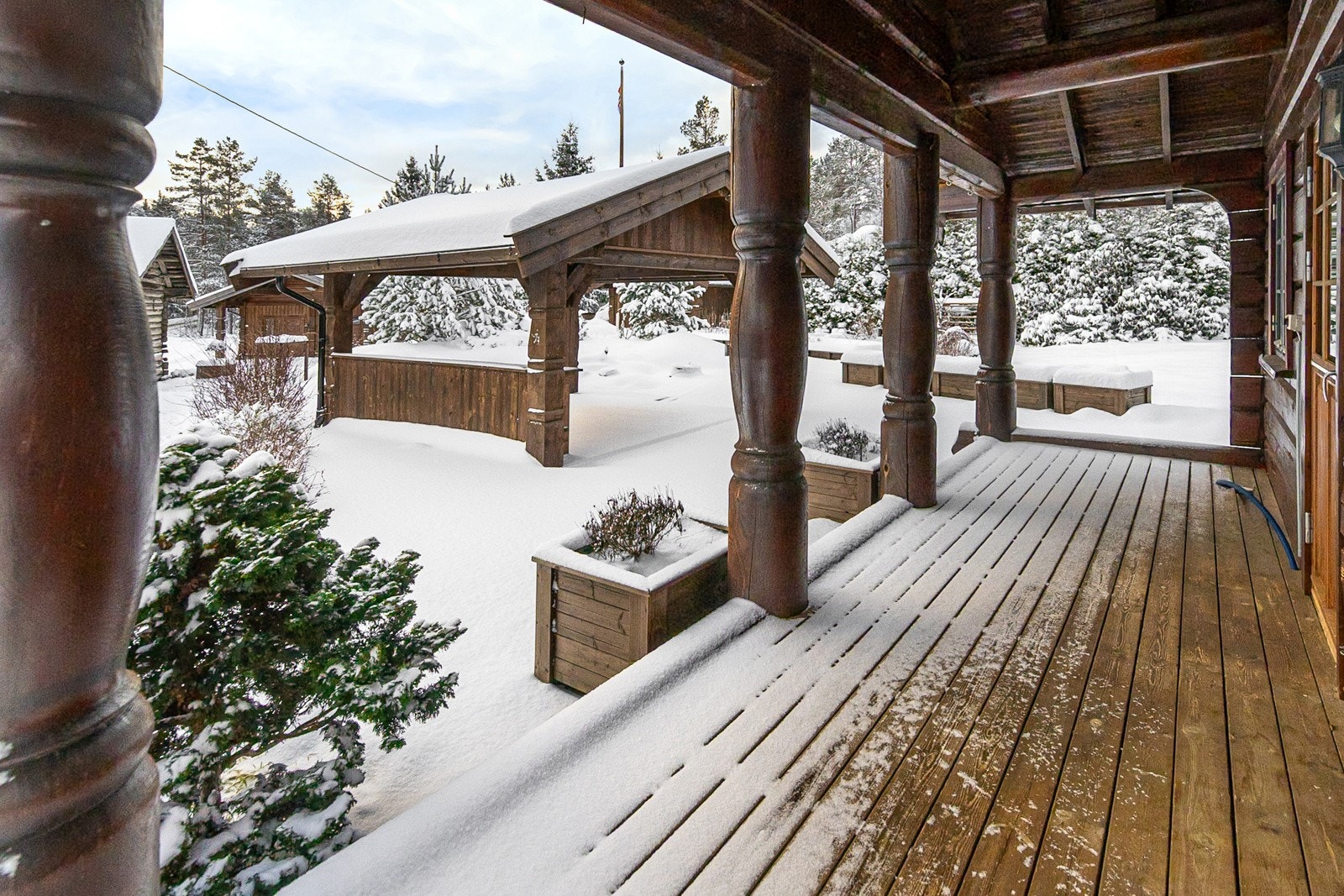 Utgang fra stue til sørøstvendt veranda med tilgang til platting og paviljong. Galleribilde