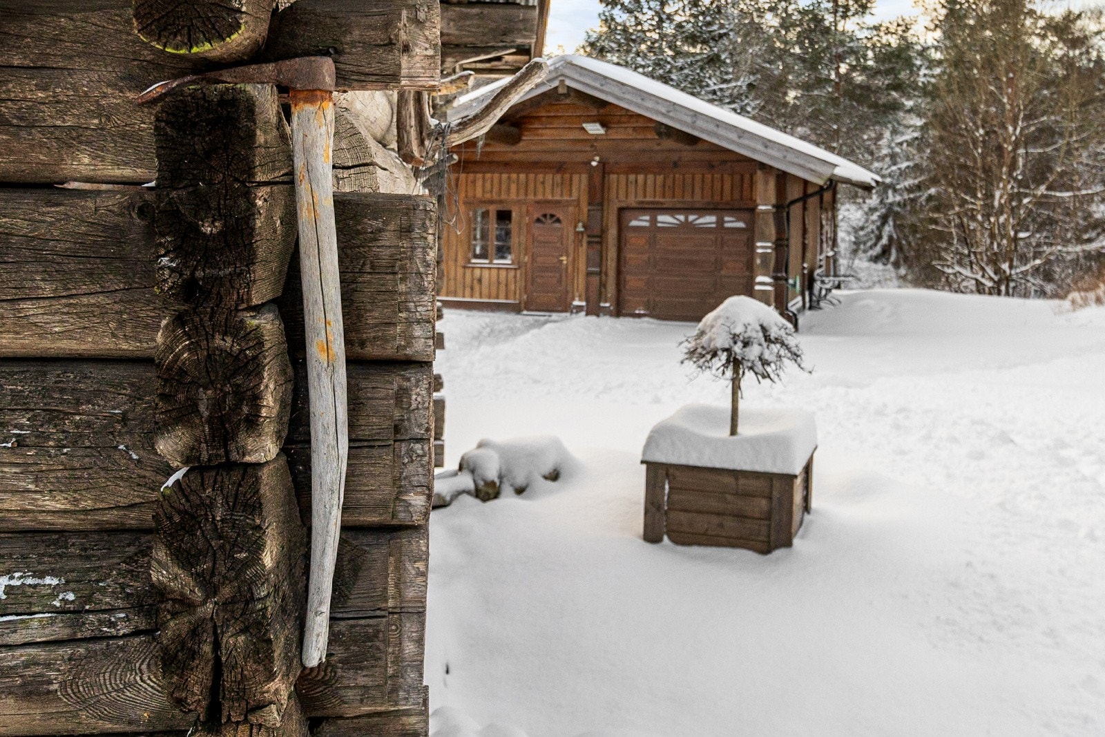 Det er flere bygninger på eiendommen, en blanding av sjarmerende eldre tømmerbygninger og nyere praktiske bygninger. Galleribilde