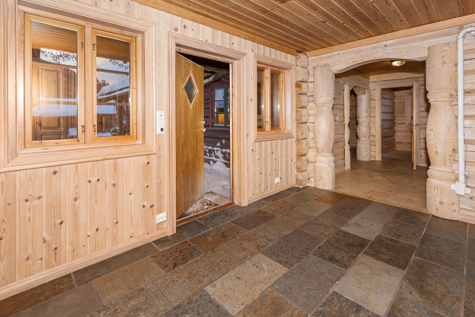 Romslig entrè med god plass til sko og yttertøy. Galleribilde