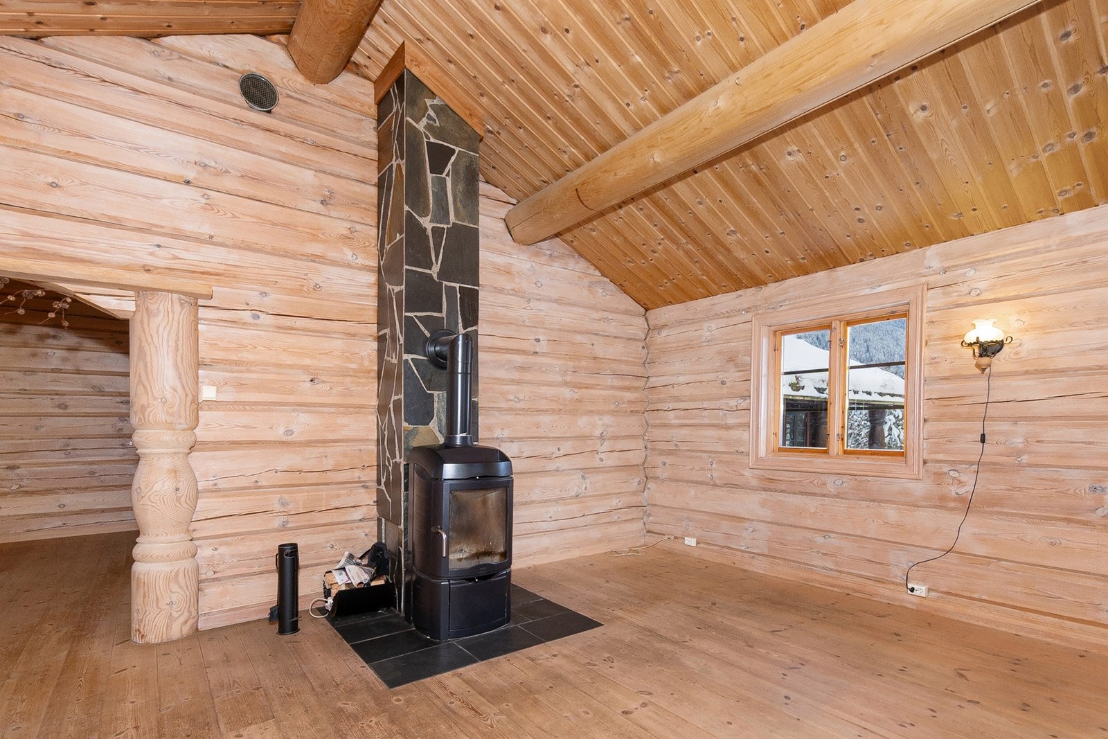 Fra stue er det nært til spisestue og kjøkken. Galleribilde