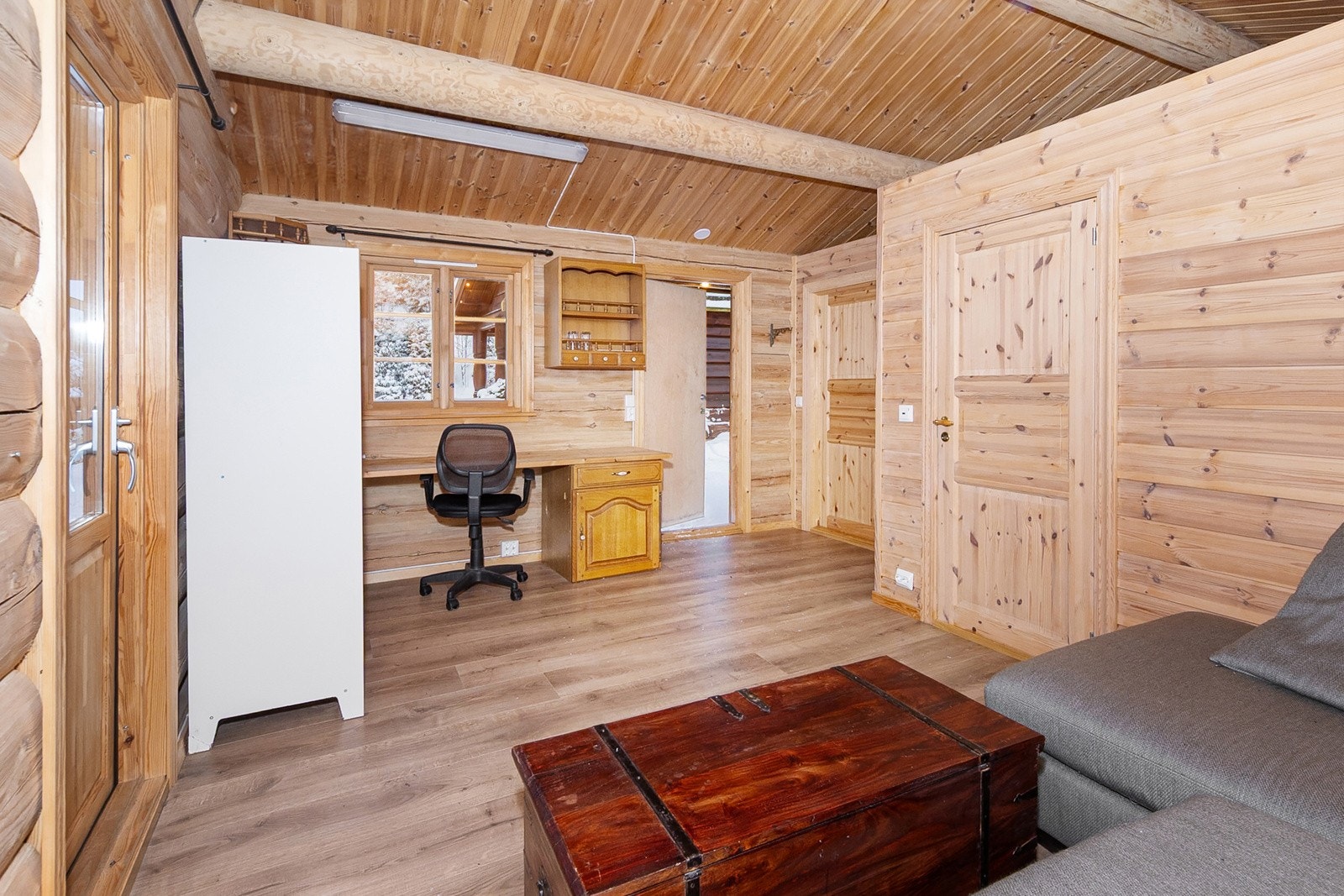 Stue med kontorplass til f.eks. "hjemmekontor". Galleribilde