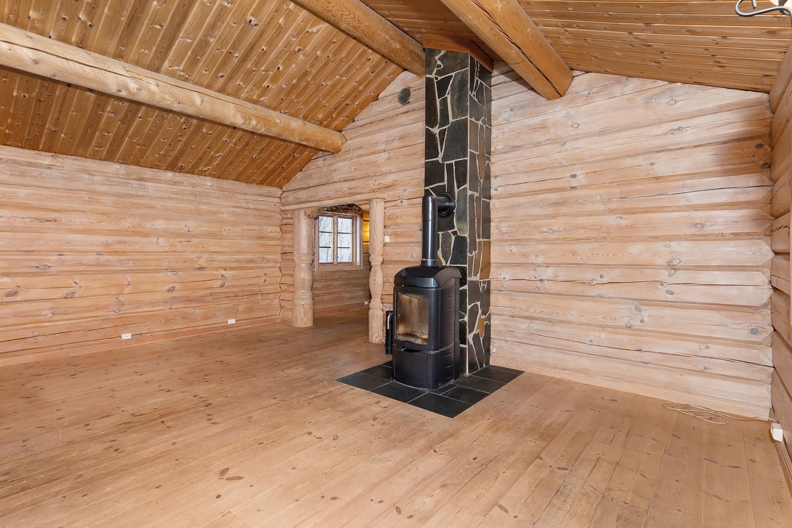 Det er vedovn i stue. Galleribilde