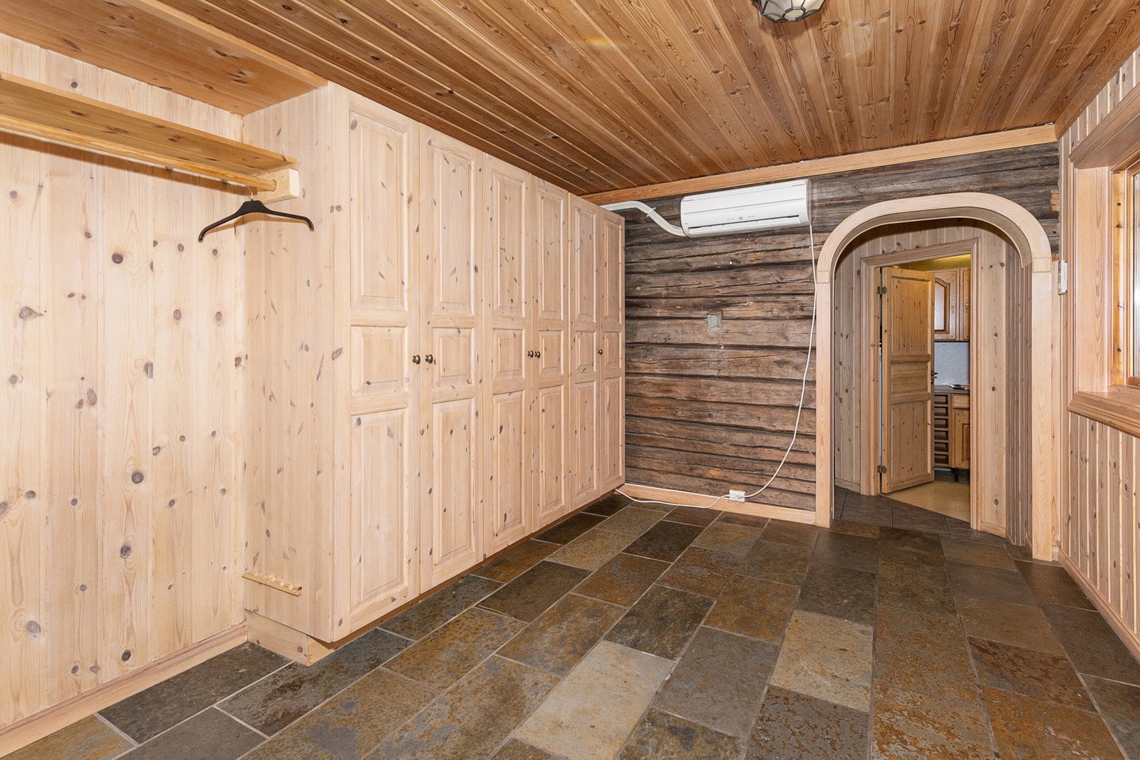 I entrè er det garderobeskap og varmepumpe. Galleribilde