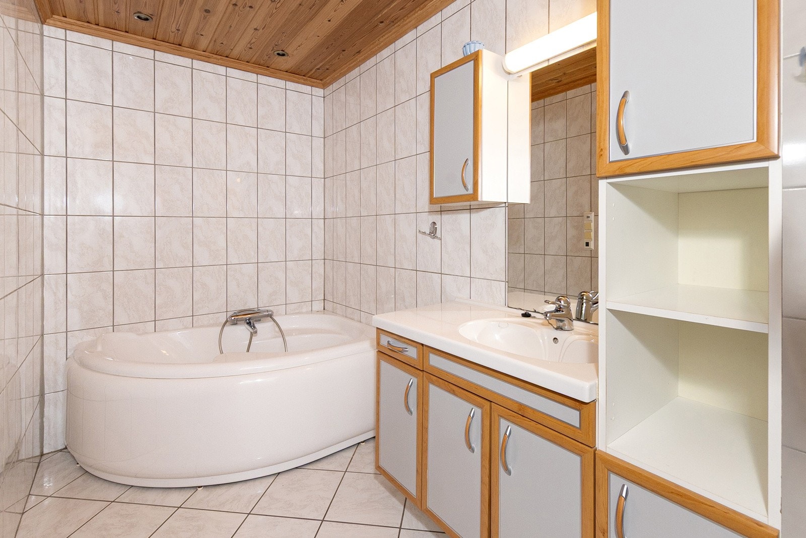 Lyst og romslig bad fra 2001. Flislagt gulv med varme. Flislagte vegger. Himling med panel og downlights. Galleribilde