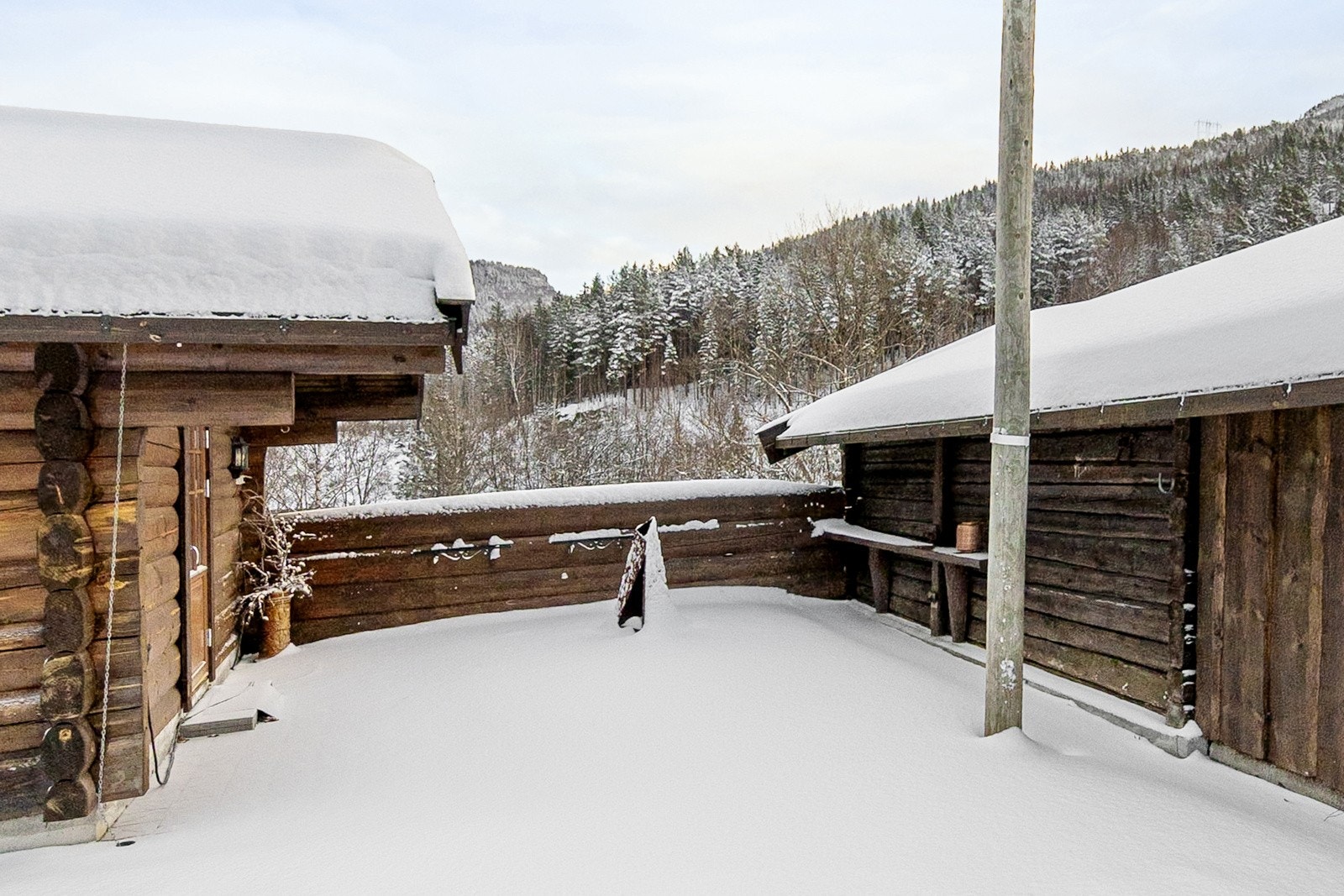 Fra stue i anneks 1 er det utgang til koselig uteplass med plass til utemøbler. Galleribilde