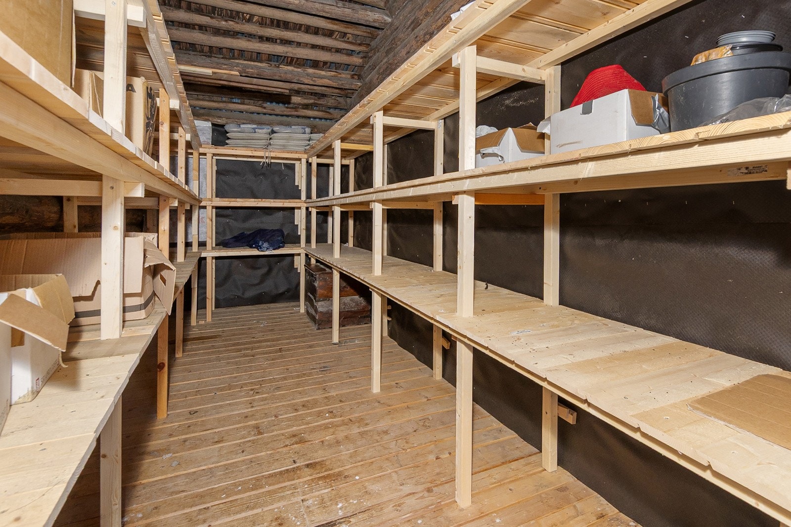 I låven er det satt opp oppbevaringshyller. Galleribilde