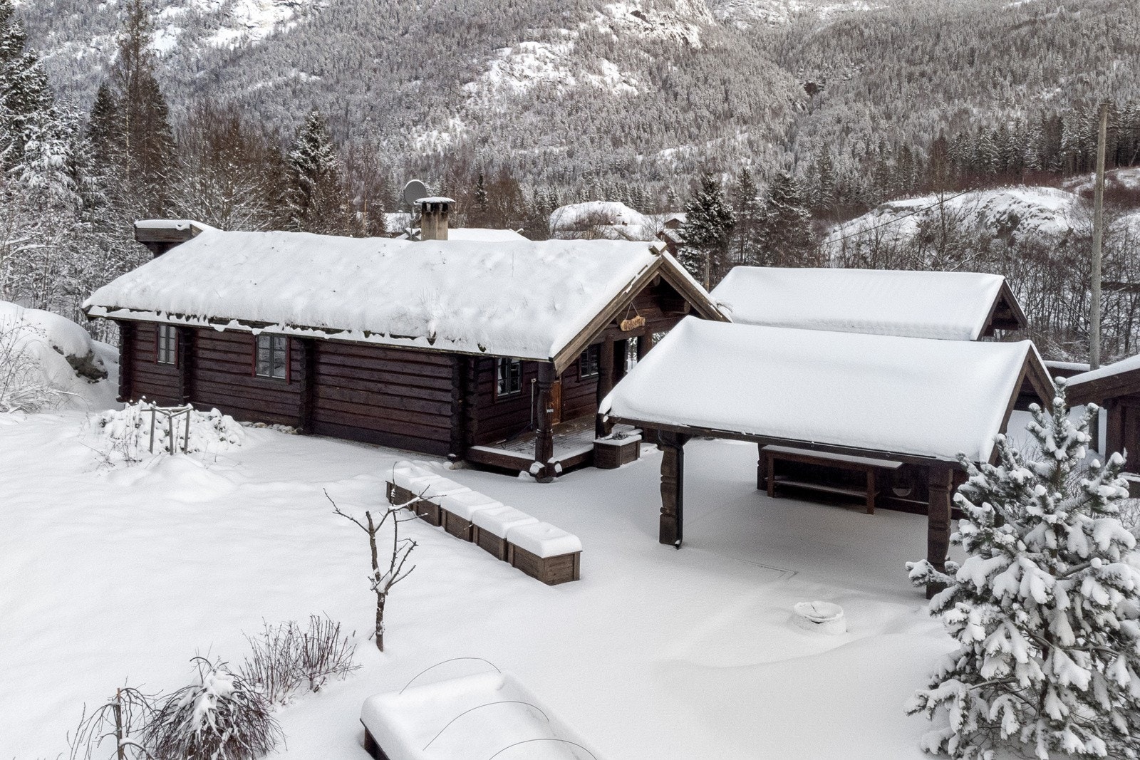 Her ligger alt til rette for det idylliske småbrukslivet med dyr, skoghogst og dyrking. Galleribilde