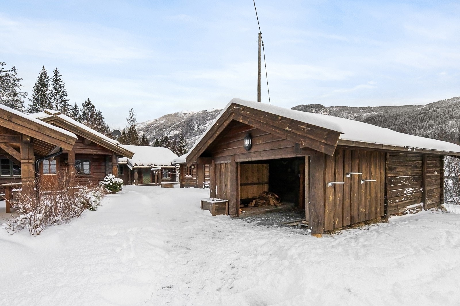 Utebod til redskap og ved. Galleribilde
