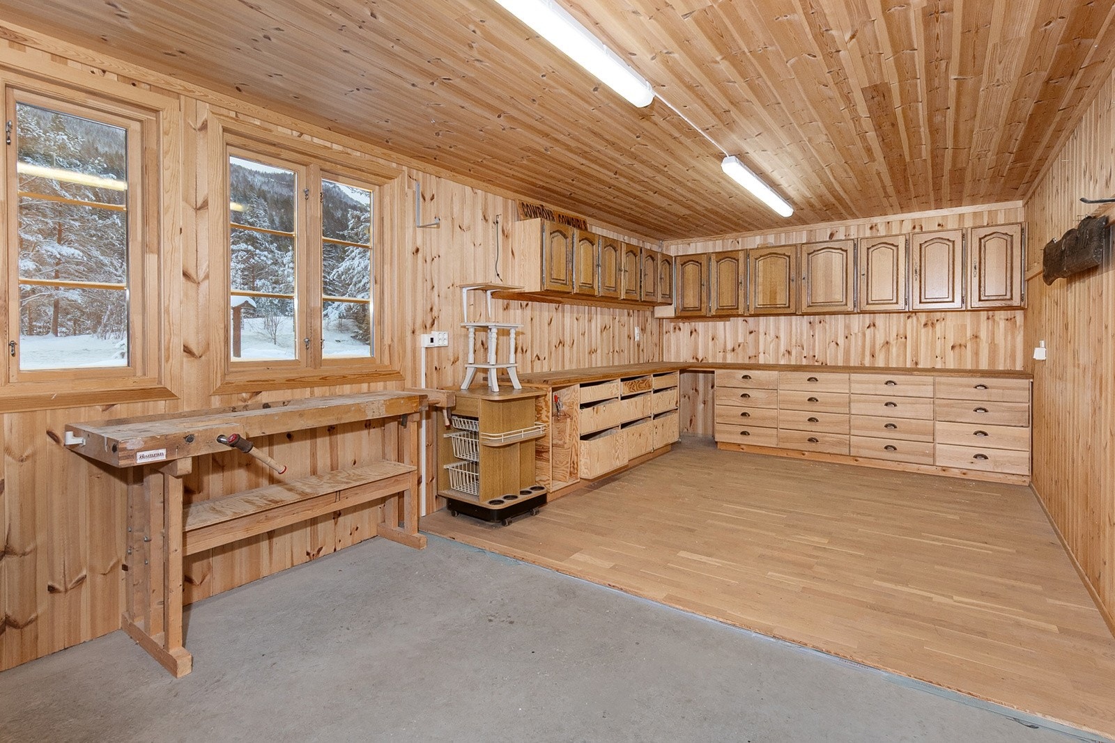 Stort verksted i garasjen. Galleribilde