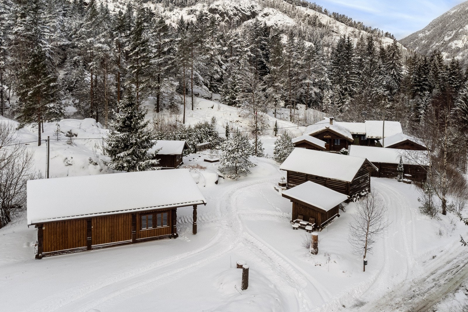 Tun med flere bygninger bl.a. våningshus, 2 anneks, låve og garasje. Galleribilde