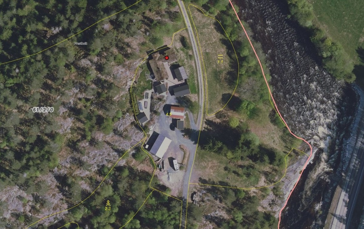 Eiendommen grenser til elva Vallaråi som starter i Flatsjå og ender i Seljordsvannet. Galleribilde