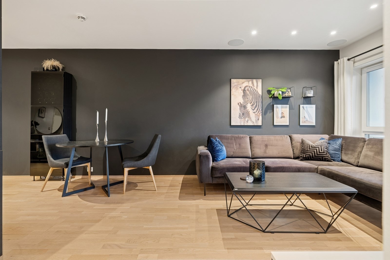 Stuen er stor, møbleringsvennlig og har direkte utgang til en vestvendt balkong på 7 m². Galleribilde