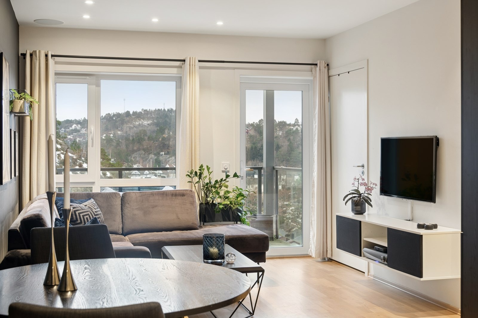 Leiligheten ligger i 2. etasje i en moderne boligblokk fra 2019, og har en gjennomgående lys og stilren standard. Galleribilde