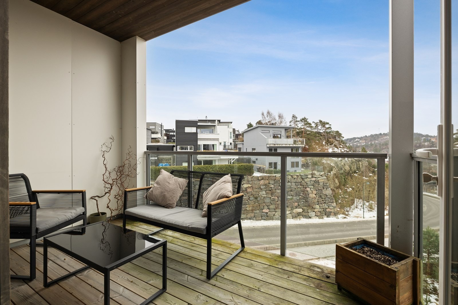 Hyggelig og solrik balkong med fint utsyn. Galleribilde
