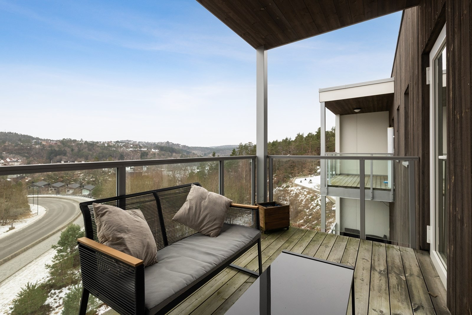 Balkongen har god plass til sittegruppe, med mulighet for å nyte solrike dager sammen med familie eller venner. Galleribilde