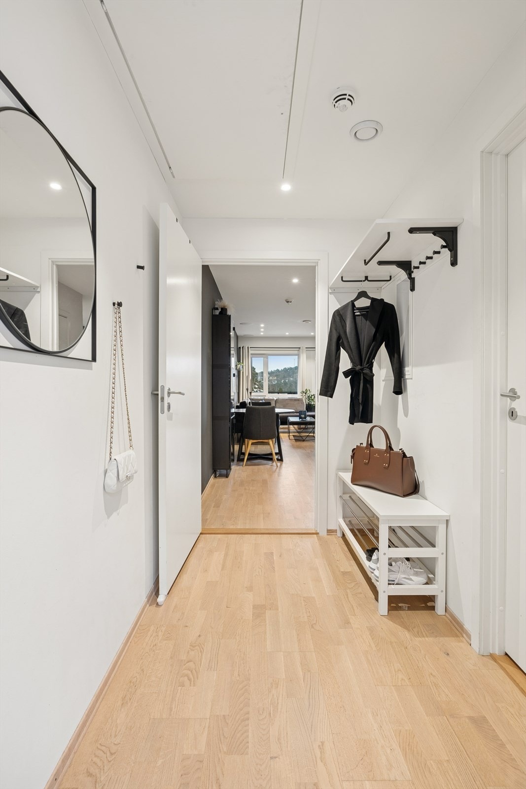 Entréen er romslig og har pent parkettgulv og glatte vegger, en stil som går igjen i hele leiligheten. Galleribilde