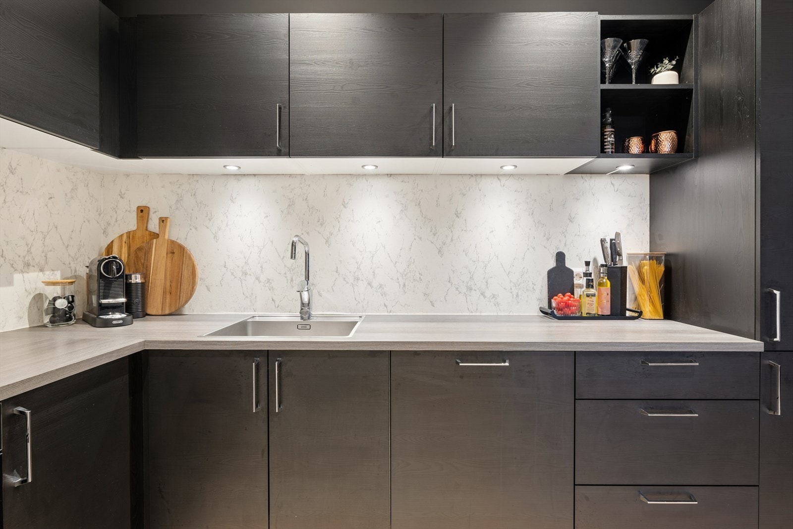 Det er montert belysning over benkeplaten som gir gode arbeidsforhold. Galleribilde