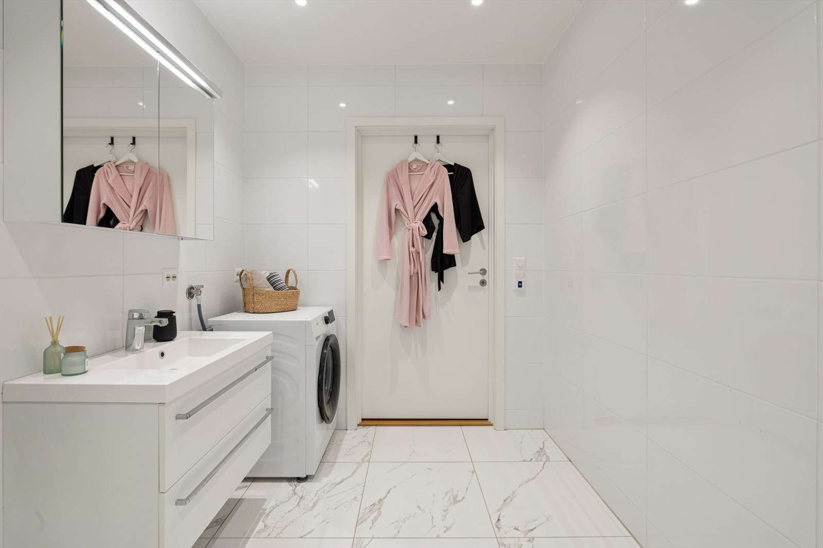 Badet er moderne og flislagt, med elektriske varmekabler i gulvet. Galleribilde