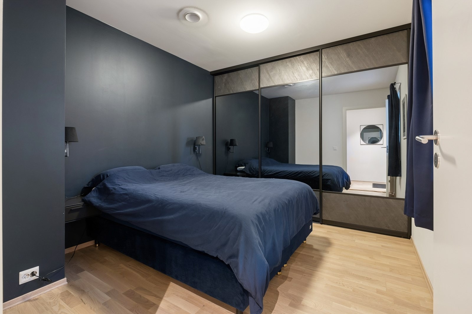 Leiligheten byr på et romslig soverom med skyvedørsgarderobe. Galleribilde