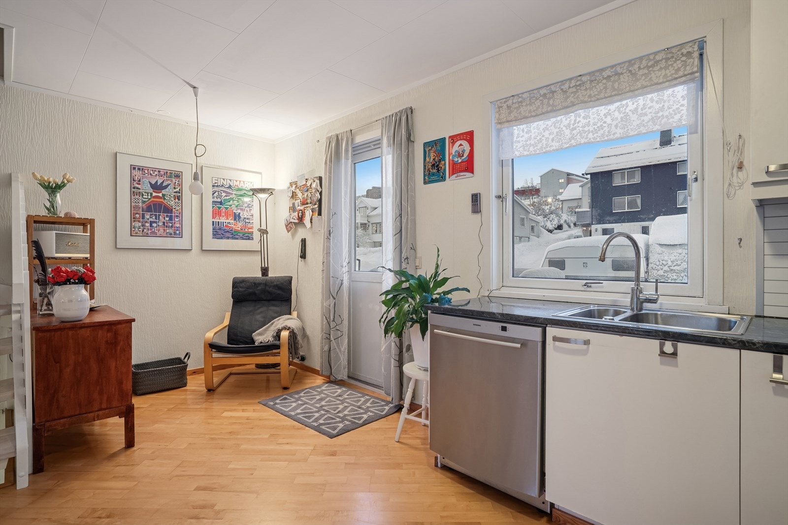 Fra kjøkkenet er det utgang til etasjens andre balkong. Galleribilde