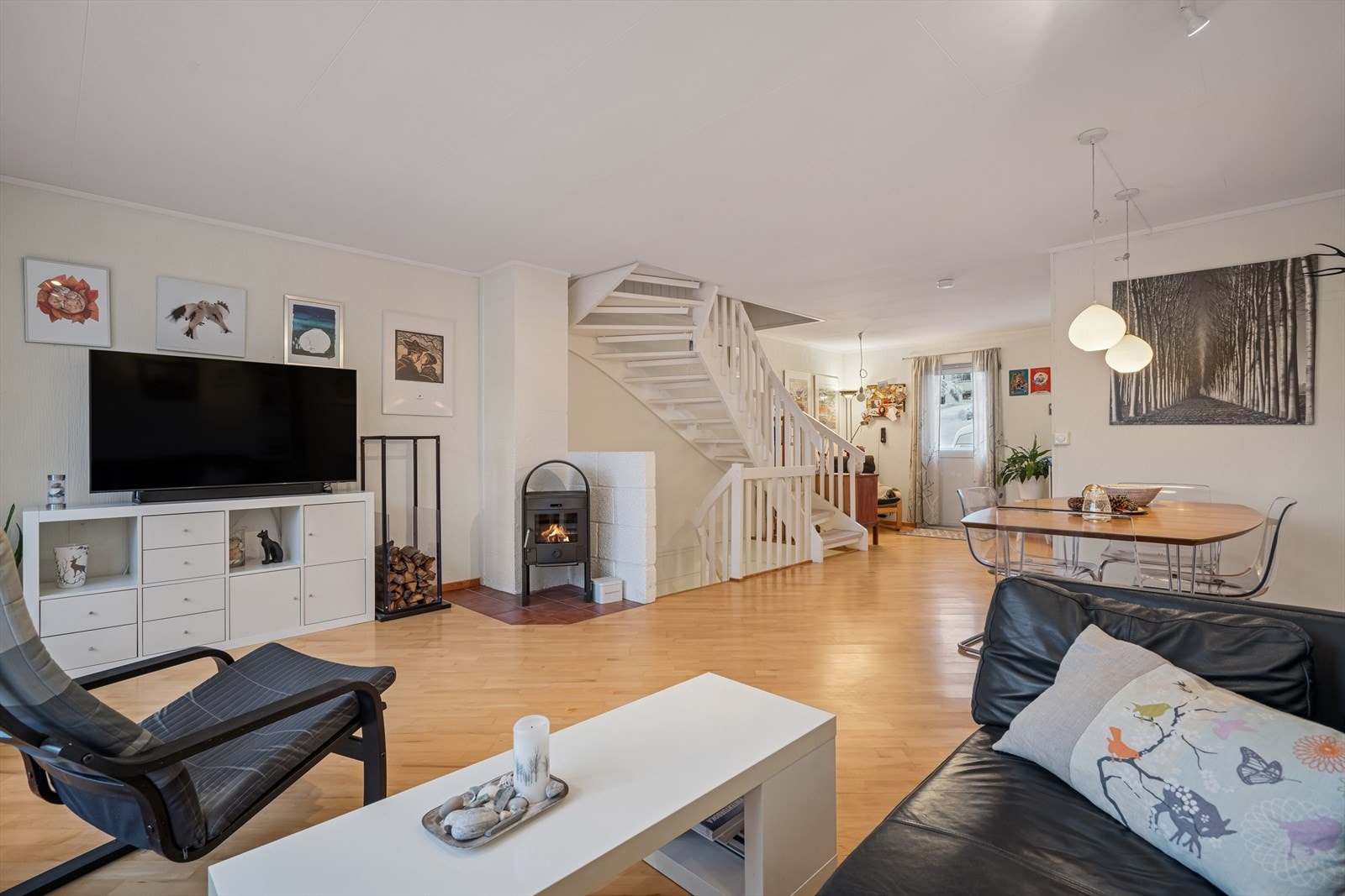 Stuen har vedovn som sørger for varme på kjøligere dager. Galleribilde