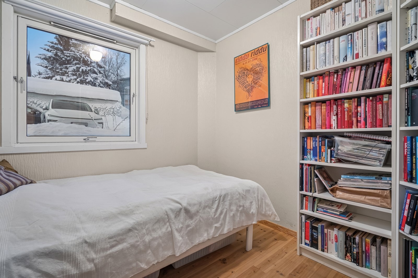 Det andre soverommet er lyst og funksjonelt som passer perfekt som barnerom, kontor eller gjesterom. Galleribilde